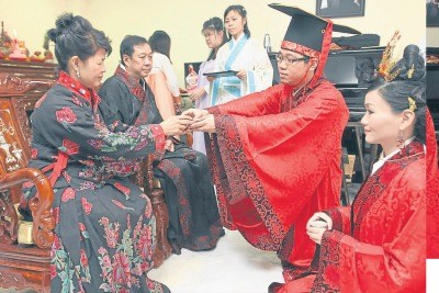大马华人穿汉服办汉式婚礼拒“姐妹团”戏弄