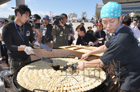 日本福岛县“饺子节”开幕大锅一次煮700个饺子
