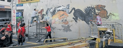 大马华人师徒联手绘制马国最大户外水墨壁画(图)
