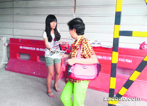 减少父母负担 新加坡华人女生发传单赚零用钱