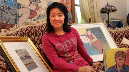 澳洲华裔女子因迁居拍卖收藏古董数百人疯抢(图)