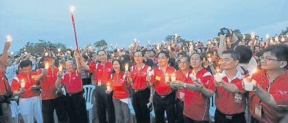 大马华人文化节“火炬行”:千人传灯续文化灯火