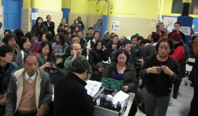 纽约州众议长慰问华埠灾民称断电期间可不缴租