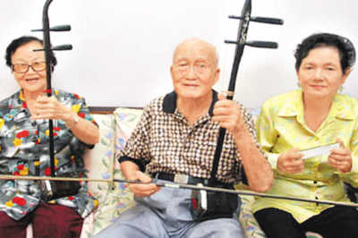 华人老者异国晚年爱好多充实生活“有一手”