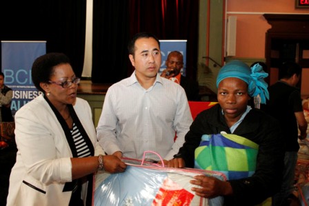 南非中华工商联合会向当地贫困民众捐赠生活物资
