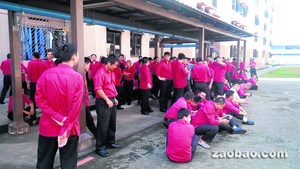 不满薪金调整新加坡百名中国司机罢工称受歧视