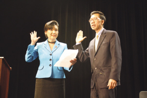加州华裔众议员周本立就职赵美心主持就职仪式