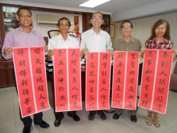 传承华人传统习俗马来西亚华社售卖春联筹募经费