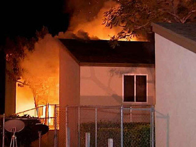 美华裔母女火场iPad砸窗逃生跳楼被警员接住(图)