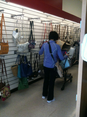 美国名品折扣店成中国游客新宠年轻一族乐淘不疲