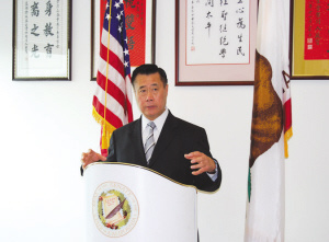 加州华裔议员余胤良推枪械管制遭恐吓吁华人团结