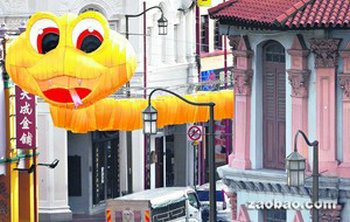 新加坡唐人街牛车水“金蛇探头”迎接农历新年