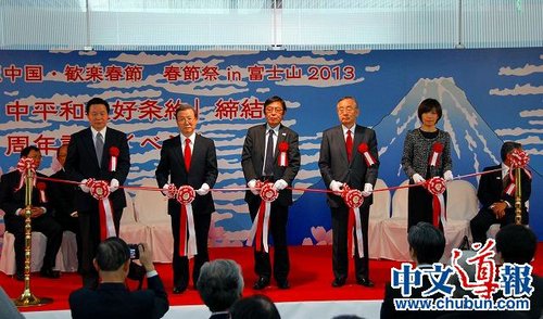 富士山下张灯结彩迎中国客旅游业者期待春季到来