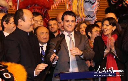 巴黎举行春节游行法国内政部长向华人祝贺新年