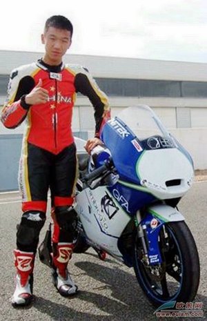 17岁华裔成首个参加世界摩托车锦标赛华人车手