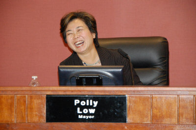 美国罗斯密市诞首位华裔女市长获市议会全票通过