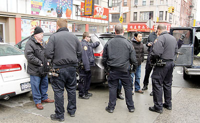 涉抢劫华裔妇女纽约白人男子假冒警察被捕(图)