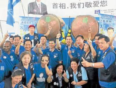 为马华候选人站台大马首相次子用华语拉选票(图)