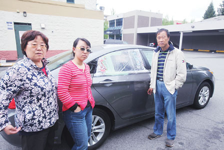 遭匪徒砸车盗窃证件全失中国游客全家滞留加拿大