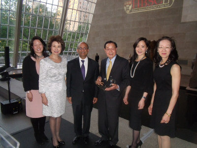 哈佛商学院表彰赵锡成赵小兰父女嘉许杰出贡献