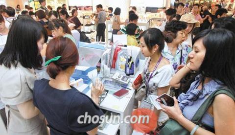 各国喜迎出手阔绰中国游客用中文“给您帮助”
