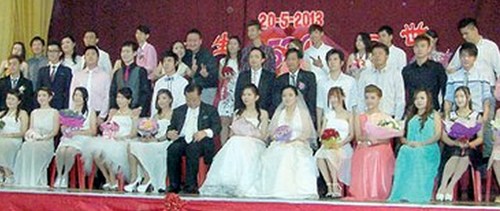 马来西亚24对华裔情侣“520”集体注册结婚(图)
