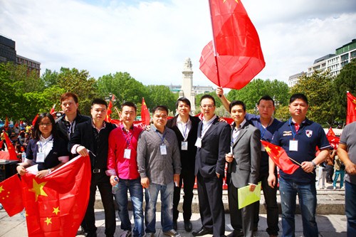旅西华侨华人举行示威游行抗议当地媒体抹黑事件
