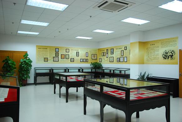 暨南大学华侨华人民间文献展示室保存侨史记忆