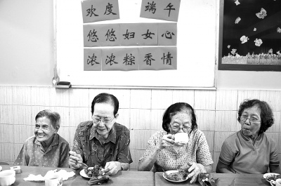 缅甸华人中使馆过端午节外派教师讲述屈原故事