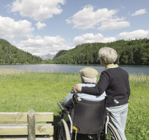 入乡随俗积极适应中国老人在美国度晚年活出滋味