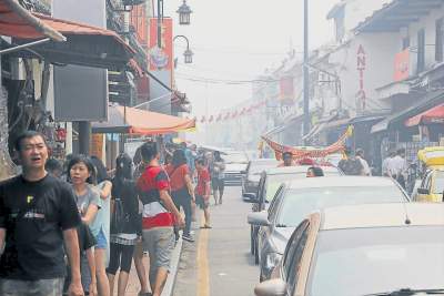 大马甲州烟霾严重游客兴致不减唐人街人山人海