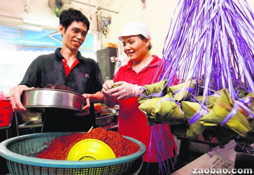 华人夫妇打造新加坡老字号粽子口味多备受欢迎
