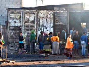 南非开普敦发生大规模居民骚乱华人商店遭殃(图)