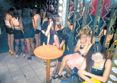 大马一酒吧聘用未成年华裔少女跳钢管舞被查(图)