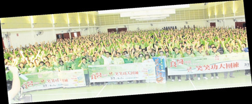 大马华社引进“笑笑功”2000人大笑创纪录(图)