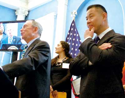 纽约市长状告华裔主计长被质疑是为阻刘醇逸竞选