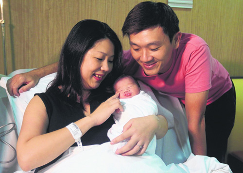华人男婴提早15天出世成新加坡首个国庆宝宝(图)