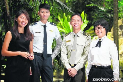 新加坡华裔姐妹花获颁武装部队优异奖学金(图)