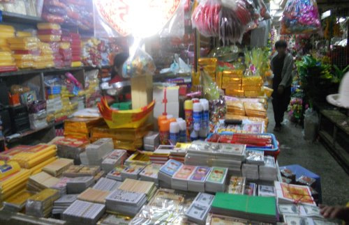 柬埔寨华人抢购中元节祭品华人市场生意火(图)