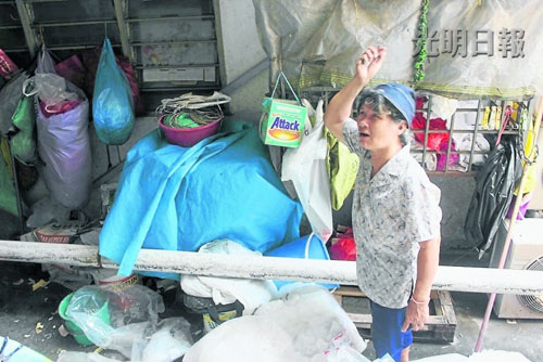 30�߳�ˮ��ͻȻ�������д�������Ů��ɥ����ͼ��