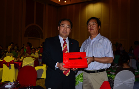 驻博茨瓦纳大使馆办中秋晚会华社向侨胞赠送月饼