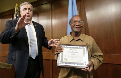 美国流浪汉拾金不昧捡逾4万美元归还中国客