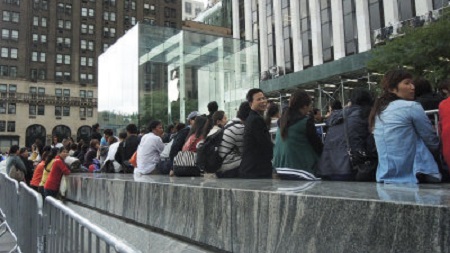 赴美中国游客抢购新iphone 华人 黄牛 成群 图 中新网