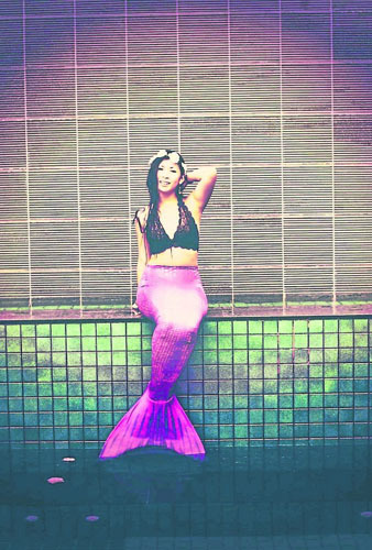 �¼��»���Ů�������˰����������ɫ�ݳ���ͼ��