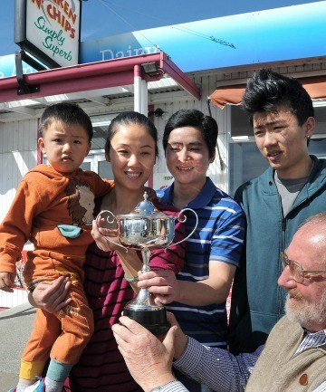 新西兰华人努力经营零售店获年度最佳称号