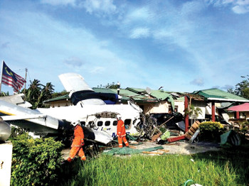 大马一客机降落撞向民宅两人身亡包括一华裔(图)