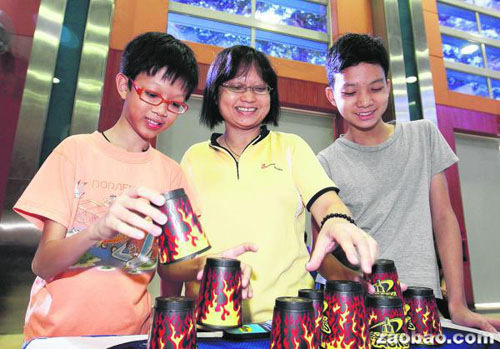 新加坡华人叠杯高手4.129秒完成挑战获冠军(图)