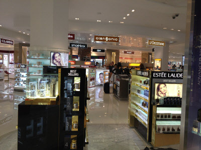 华人成洛杉矶机场免税店消费主力做好功课扫货忙