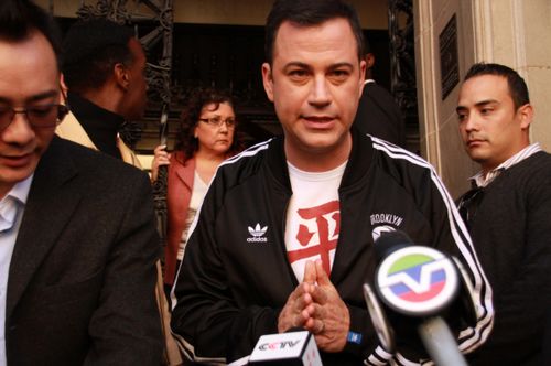 美涉辱华言论脱口秀主持人向华人鞠躬道歉(组图)