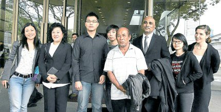 大马华裔新加坡运毒被免除死罪下跪答谢法官(图)